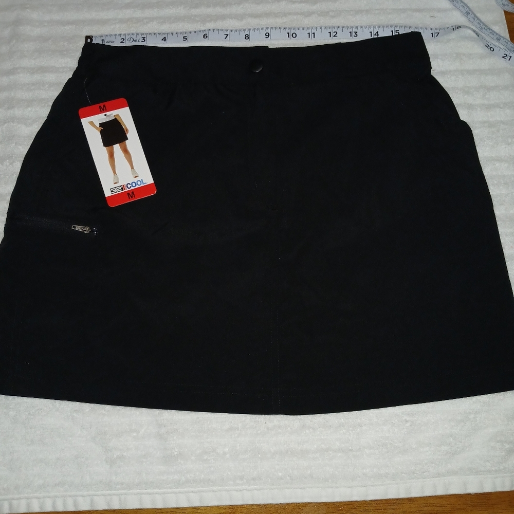 32°, medium,  black skort.